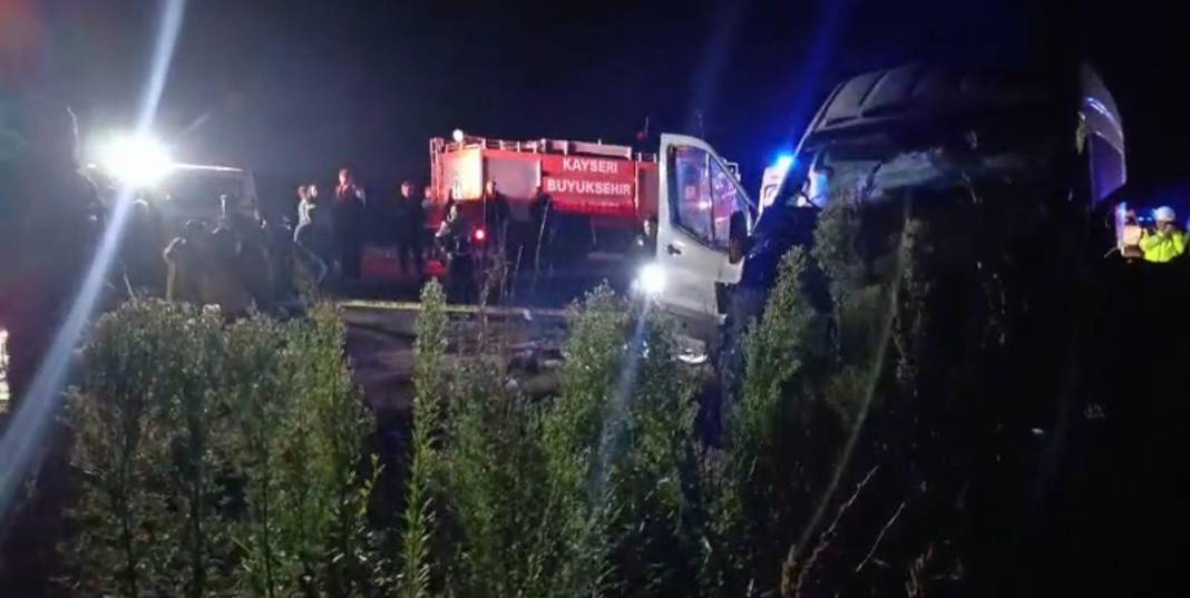 İki işçi servisi ile iş makinası çarpıştı: Ölü ve yaralılar var! 3